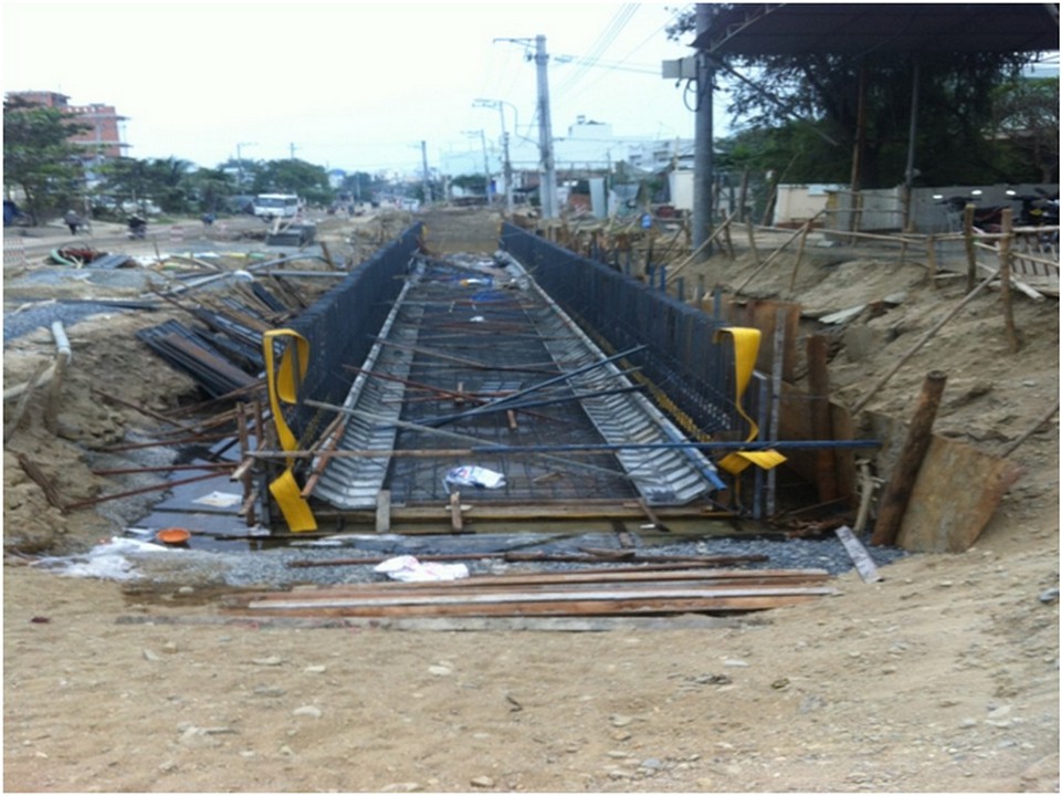 Thi cong cong hop duong Phong Chau.jpg